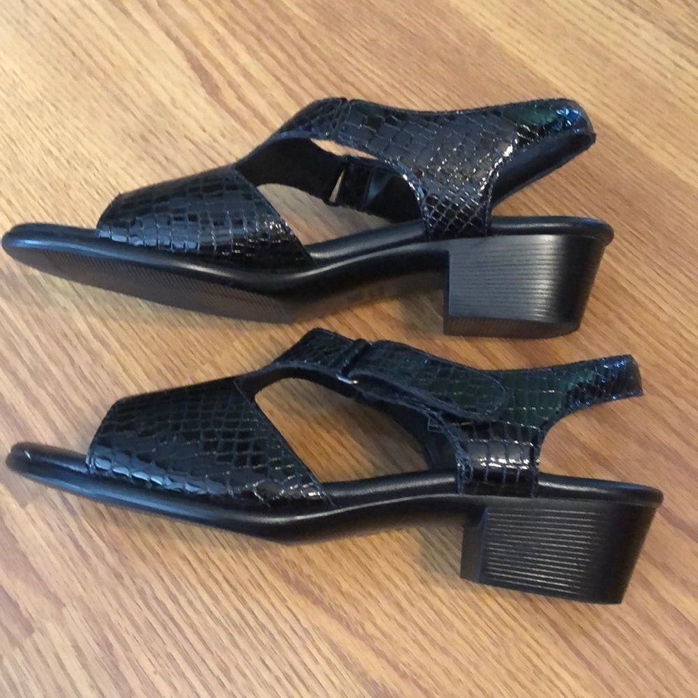 SaS suntimer black croc sandals sz 9.5.  Like new - Picture 4 of 6
